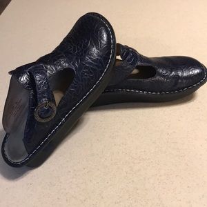 Alegria Classic Navy Rose Embossed Clog Sz 40